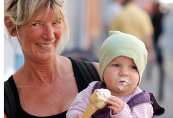 Una with fingers in ice cream