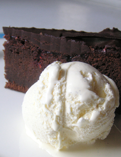 Sachertorte w vanilla ice cream