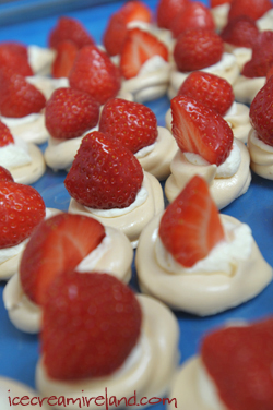 Mini strawberry meringues